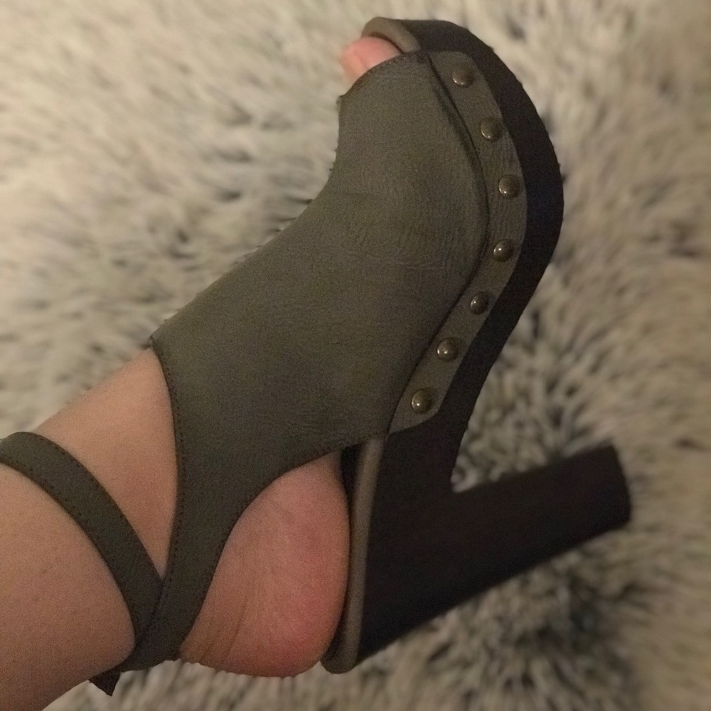 Grey wrap around heels SZ 6